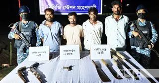 মহেশখালীতে অস্ত্র-গোলাবারুদসহ ৪ ডাকাতসদস্য আটক
